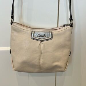 Gorgeous coach leather shoulder bag. 9”x7”x2.5”